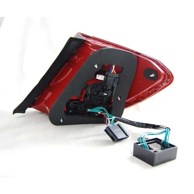 Baklys Mercedes C-Klasse W204 St.Vogn med synlige koblingspunkter og ledninger mot lys bakgrunn.