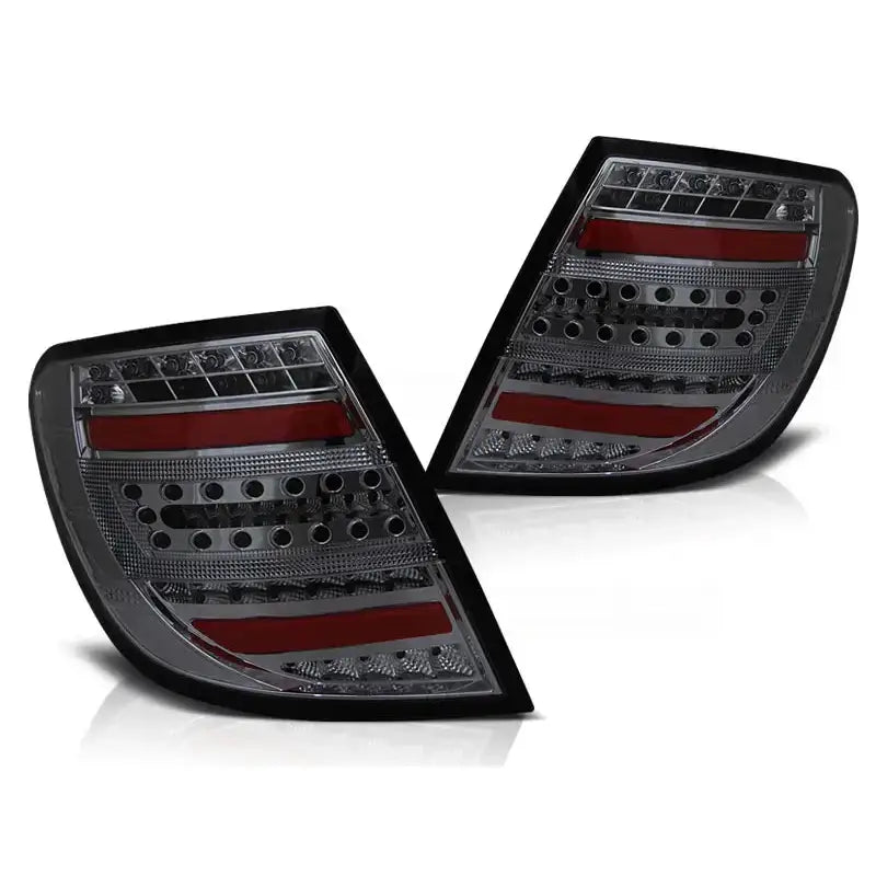Baklykt Mercedes C-Klasse W204 LED, røde detaljer og sort glass, sett fra skrå forside.