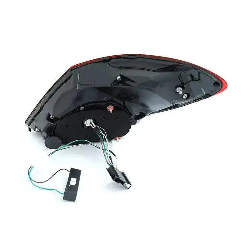 Baklykt Mercedes C-Klasse W205 14-18 vist fra undersiden med ledninger og kontakter mot hvit bakgrunn.