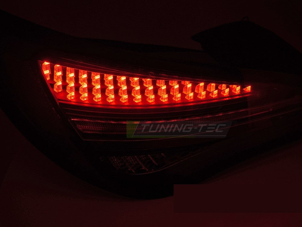 Smoke LED baklykter montert på Mercedes CLA C117 svart og rød design