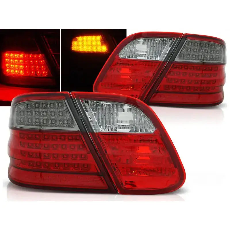 Baklykter Mercedes CLK W208 LED i rød og klar plast med svarte detaljer, sett fra skrå vinkel.