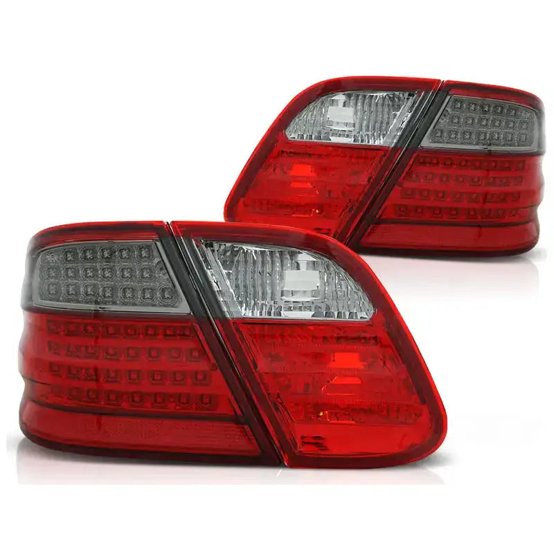 Baklykt Mercedes CLK W208 LED rød og klar plast sett fra skrå vinkel mot hvit bakgrunn.