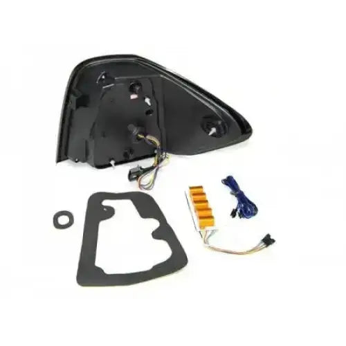 Baklamper Mercedes M-KLASA W164 09-11 med svart deksel, ledninger, pakning og motstand på hvit bakgrunn.