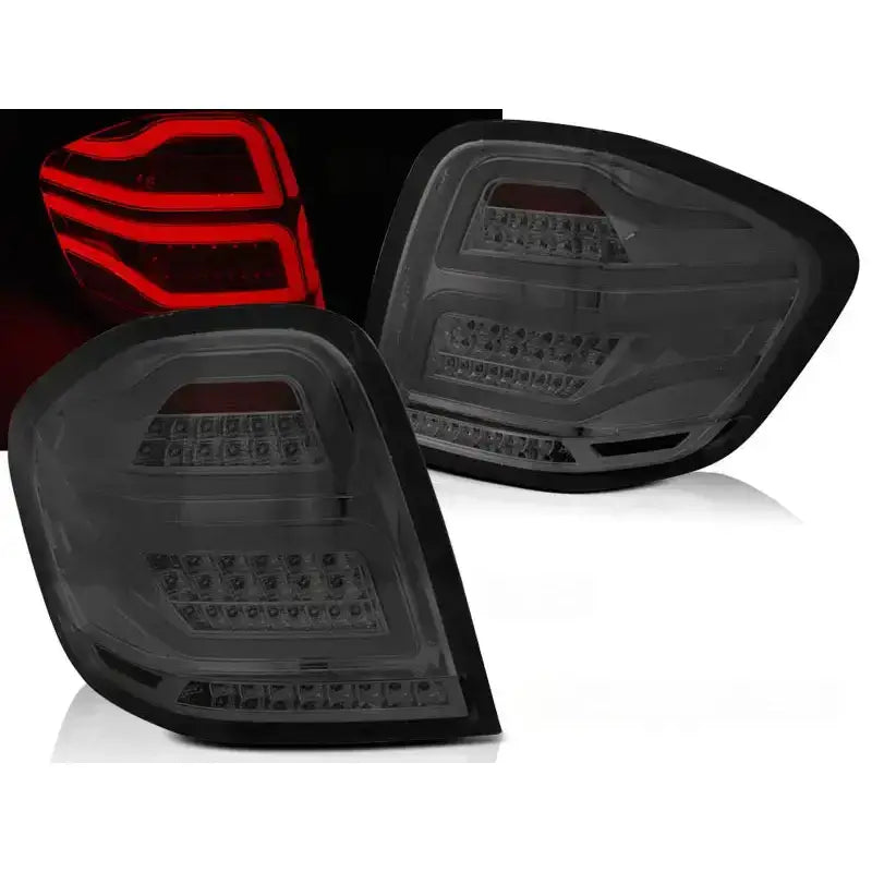 Baklykter Mercedes M-KLASA W164 09-11 med smoke LED, vist skrått med tent eksempel i bakgrunnen.