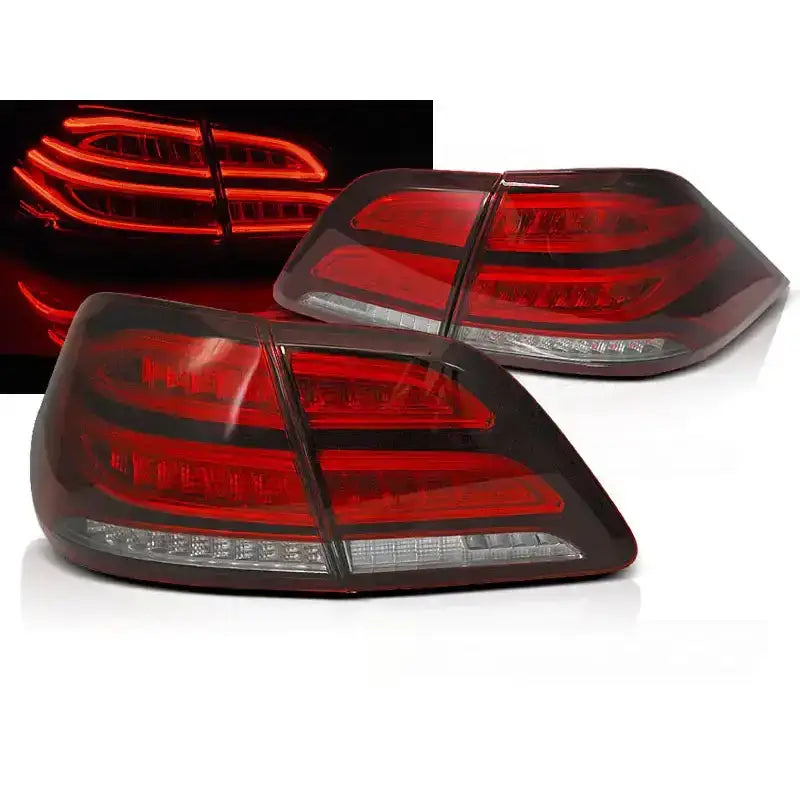 Baklykter Mercedes M-KLASA W166 LED med rød og klar linse, sett fra skrå vinkel, lyset tent.