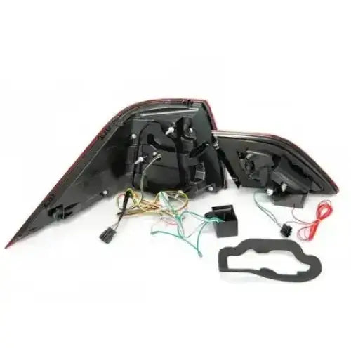 Baklys Mercedes M-KLASA W166 bakside med ledninger, kontakter og løs pakning synlig.