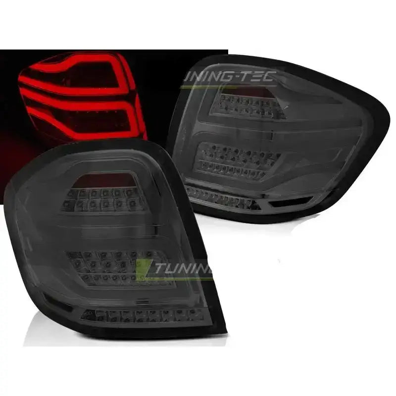 Baklykter Mercedes M-Klass W164 05-08 i sotet plast med røde LED-lys, skrå vinkel.