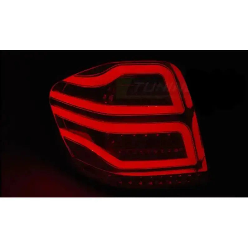 Baklys Mercedes M-Klass W164 LED, sett fra skrå vinkel med rødt lys og markerte linjer.