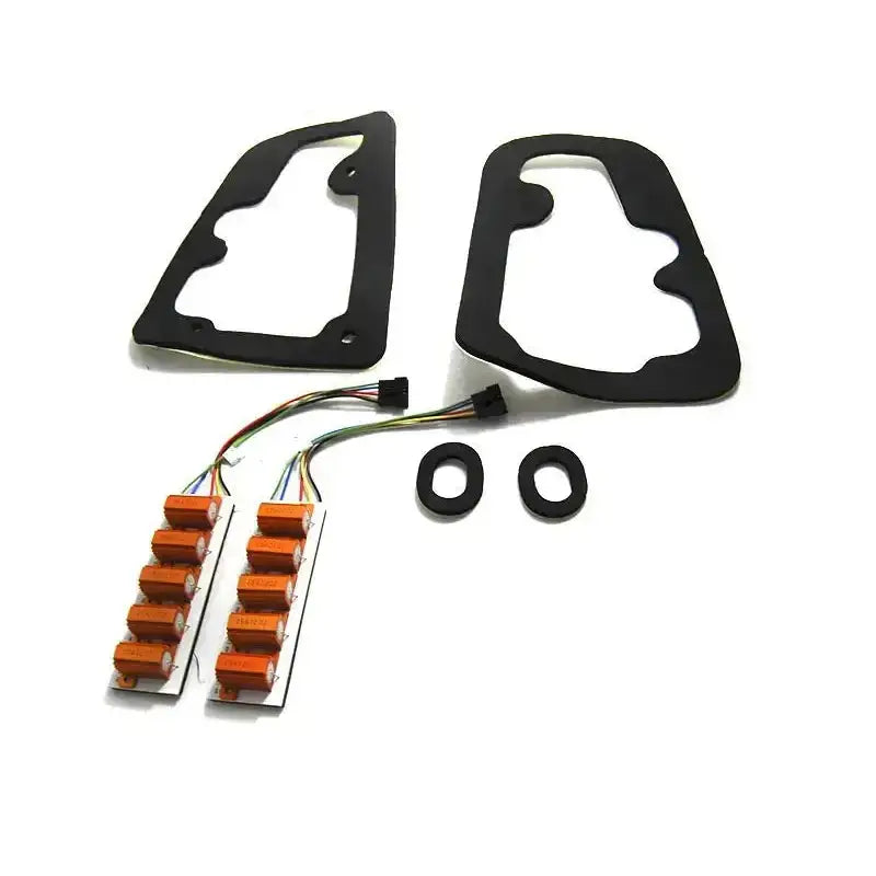 Baklykter Mercedes M-Klass W164 tilbehør med svarte pakninger, ovale gummideler og ledningssett.