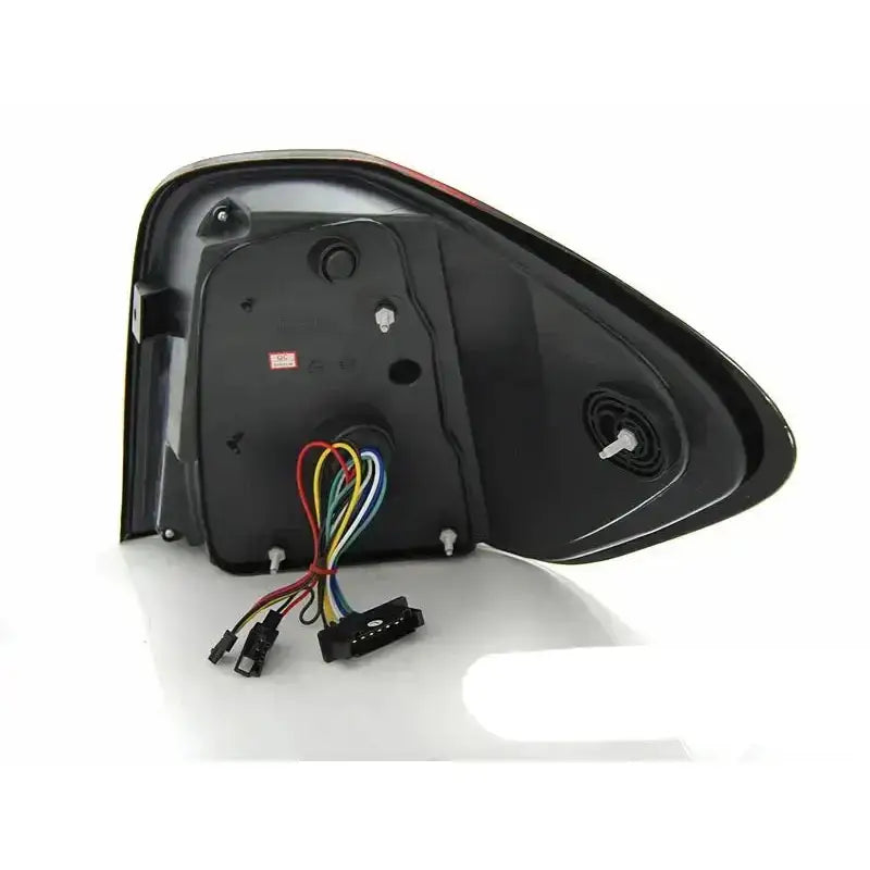 Baklykt Mercedes M-Klass W164 05-08 med synlige ledninger, kontakter og festeskruer sett bakfra.