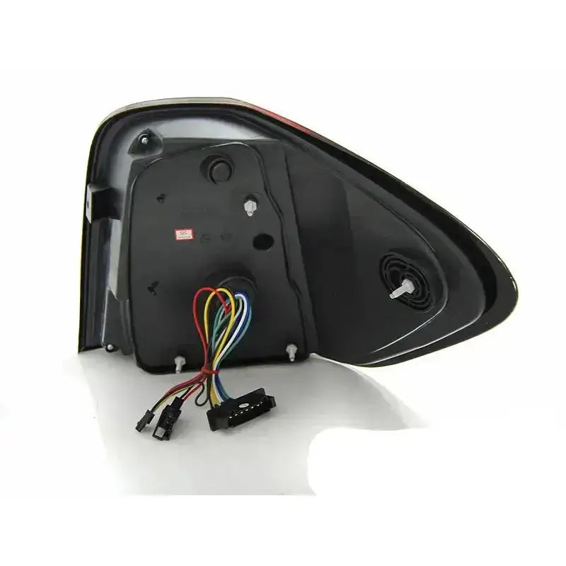 Baklykt Mercedes M-Klasse W164 bakside med sorte plastdeksler, ledninger og to koblingskontakter.