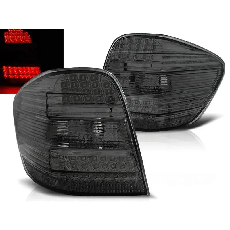 Baklykter Mercedes M-Klasse W164 05-08 i sotet plast med LED, skrå vinkel og lysdemonstrasjon.