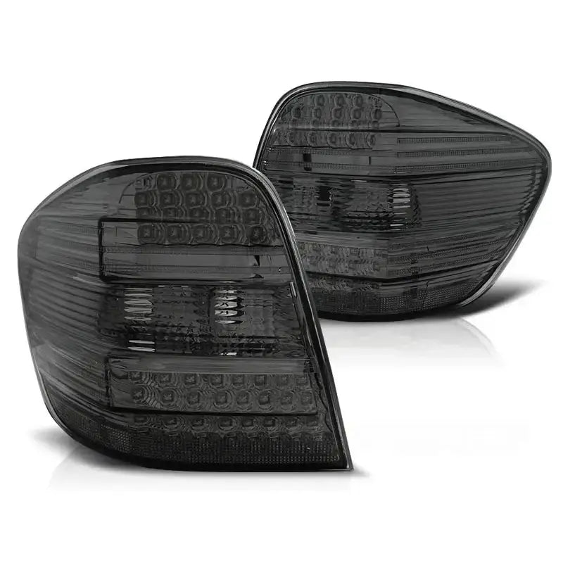 Baklykt Mercedes M-Klasse W164 05-08 LED smoke sett fra skrå vinkel med synlige lysmønstre.