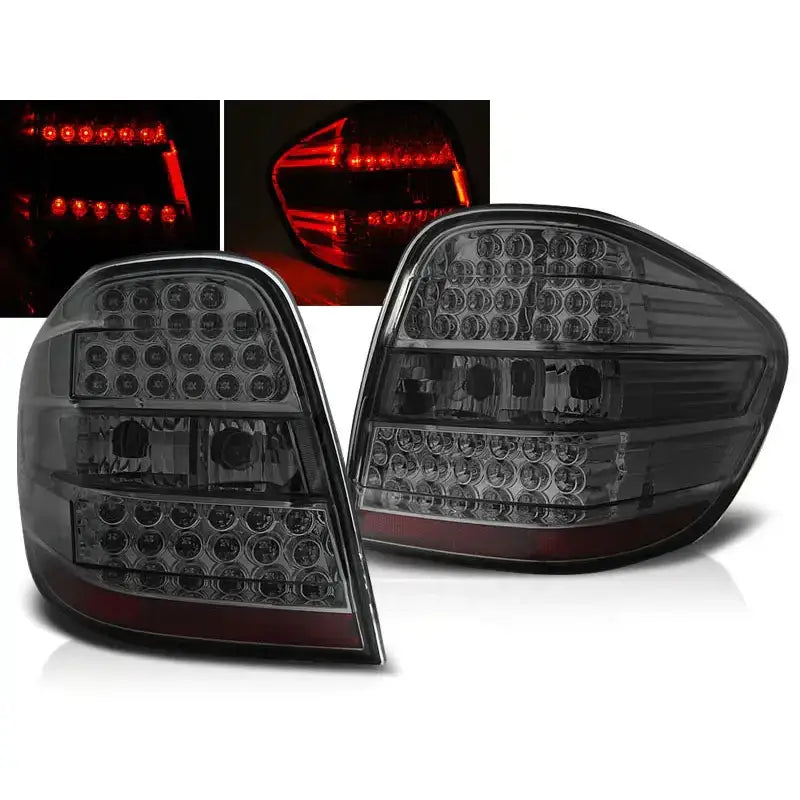 Baklykter Mercedes M-Klasse W164 05-08 med sotet glass og LED, sett forfra med lysene tent i små bilder.