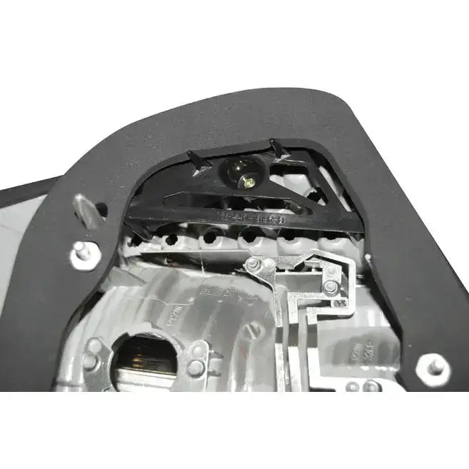 Baklys Mercedes S-Klasse W220 detaljbilde av undersiden med synlige skruer og mekaniske komponenter.