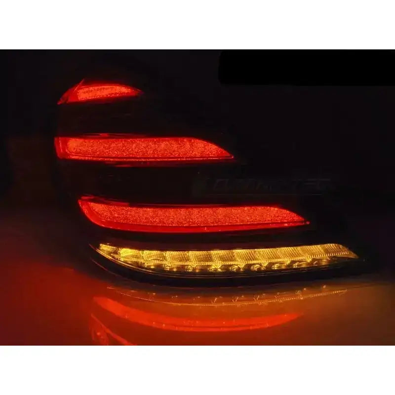 Baklykt Mercedes S-Klasse W222 med tre LED-striper og gult blinklys sett fra skrå vinkel.
