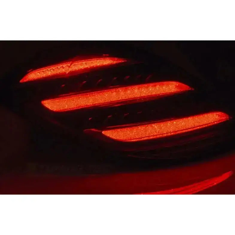 Baklys Mercedes S-Klasse W222 med tre horisontale røde LED-striper sett i mørket.