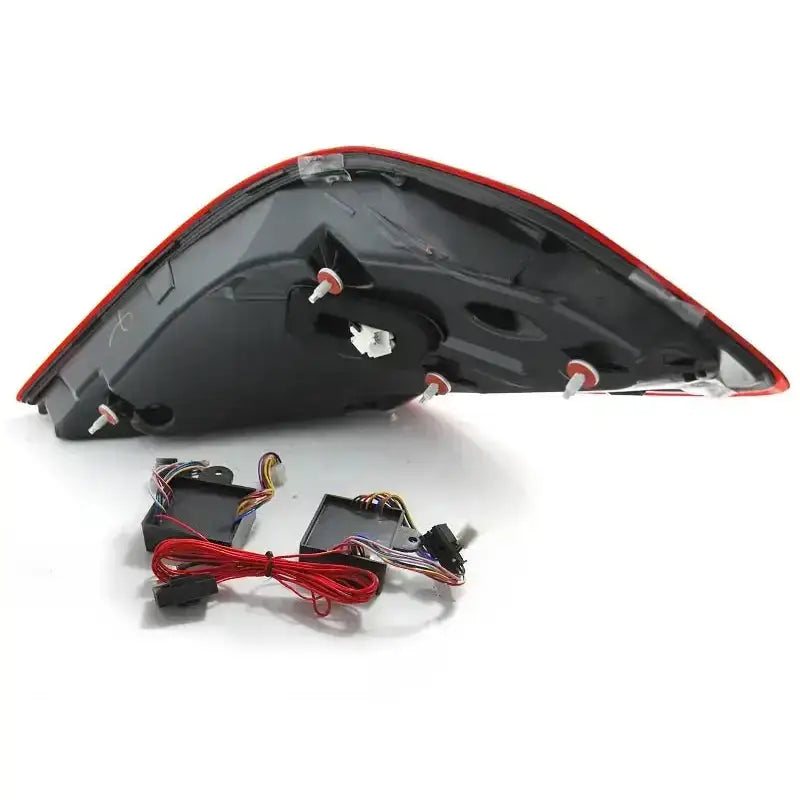 Baklykter Mercedes S-Klasse W222 bakside med ledninger og koblingsbokser, svart plast og rød kant.