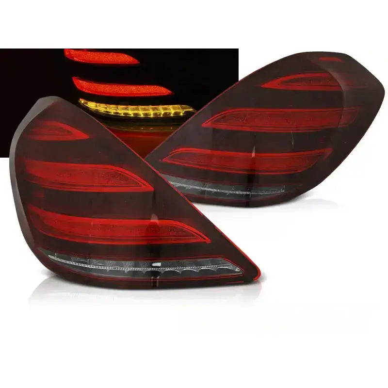 Baklykter Mercedes S-Klasse W222 med røde og hvite LED-striper sett fra skrå vinkel.