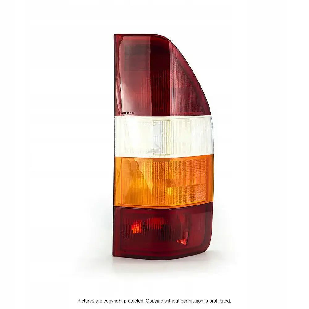 Baklys Mercedes Sprinter baklykt med røde, hvite og oransje felt sett fra skrå side.