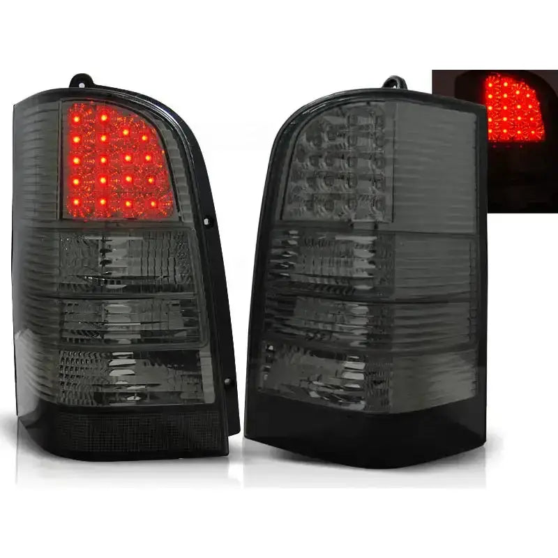 Baklykter Mercedes Vito V-Klasse W638 96-03 med sotet plast og røde LED-lys, detaljbilde av lys.