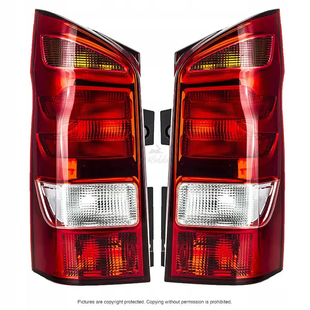 Baklykter Mercedes Vito W447 14- P21W, to røde plastlykter med hvite og oransje felt mot hvit bakgrunn.