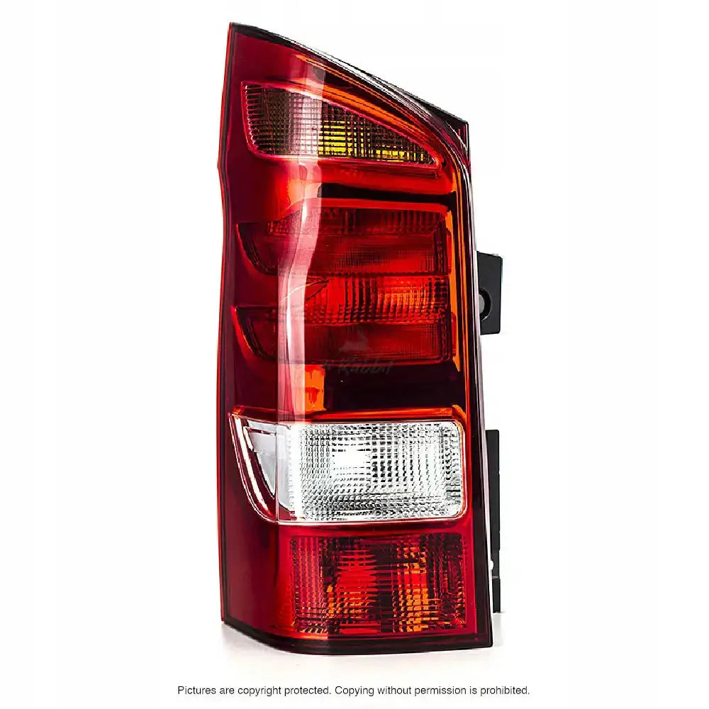 Baklys Mercedes Vito W447 med rød, hvit og oransje linse sett fra skrå vinkel.