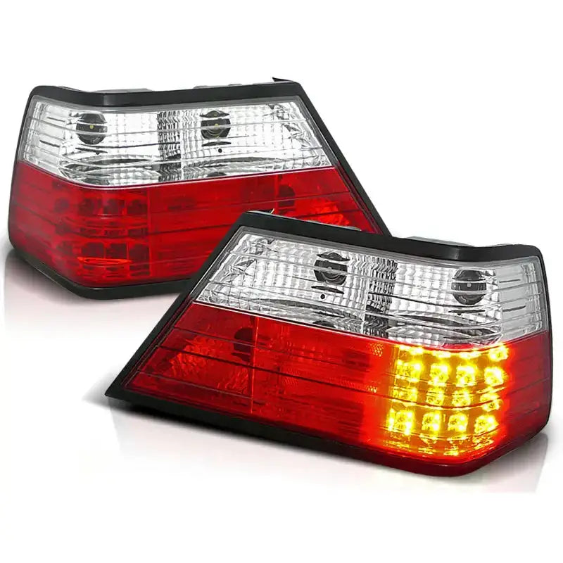 Baklykter Mercedes W124 E-Klasse med røde og hvite felt, LED-lys tent, sett fra skrått sideperspektiv.