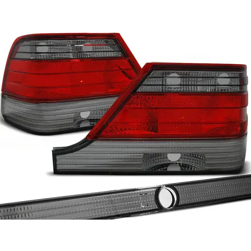 Baklykter Mercedes W140 95-10.98 i rød og sotet grå plast, sett fra skrå vinkel med reflektordetaljer.