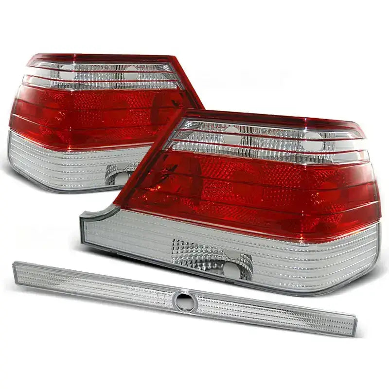 Baklykter Mercedes W140 95-10.98 i rød og hvit klar plast med smal list, sett fra skrå vinkel.