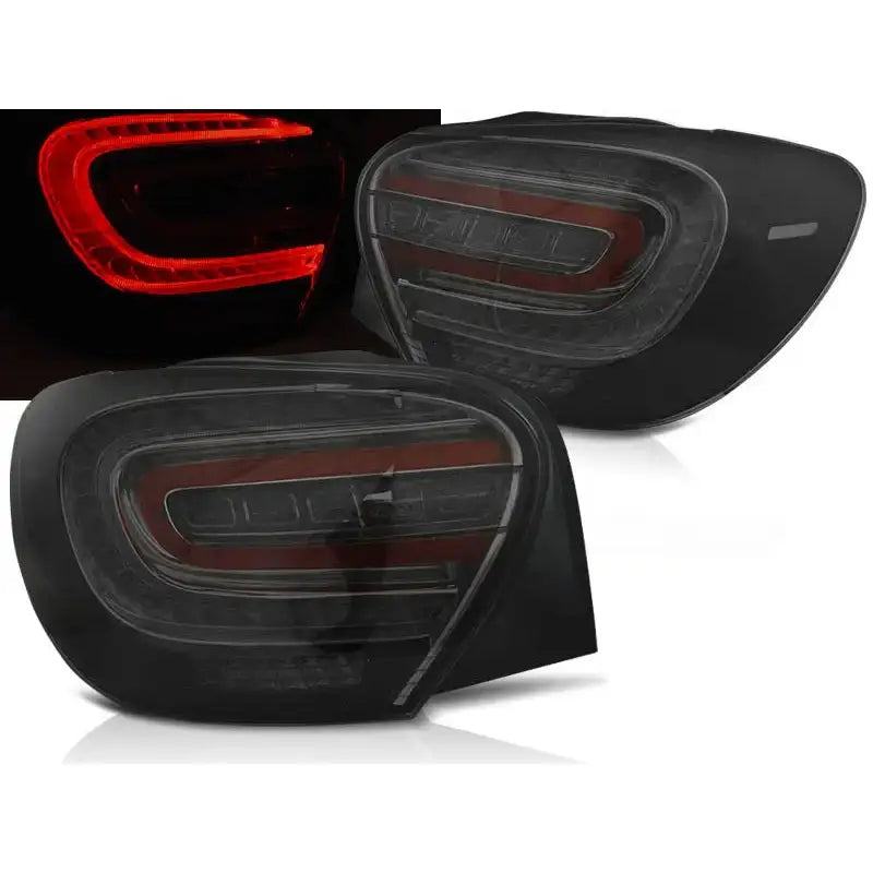 Baklykter Mercedes W176 A-KLASSE 12-02.14 i sotet plast, skråvisning med tent rødt LED-lys.