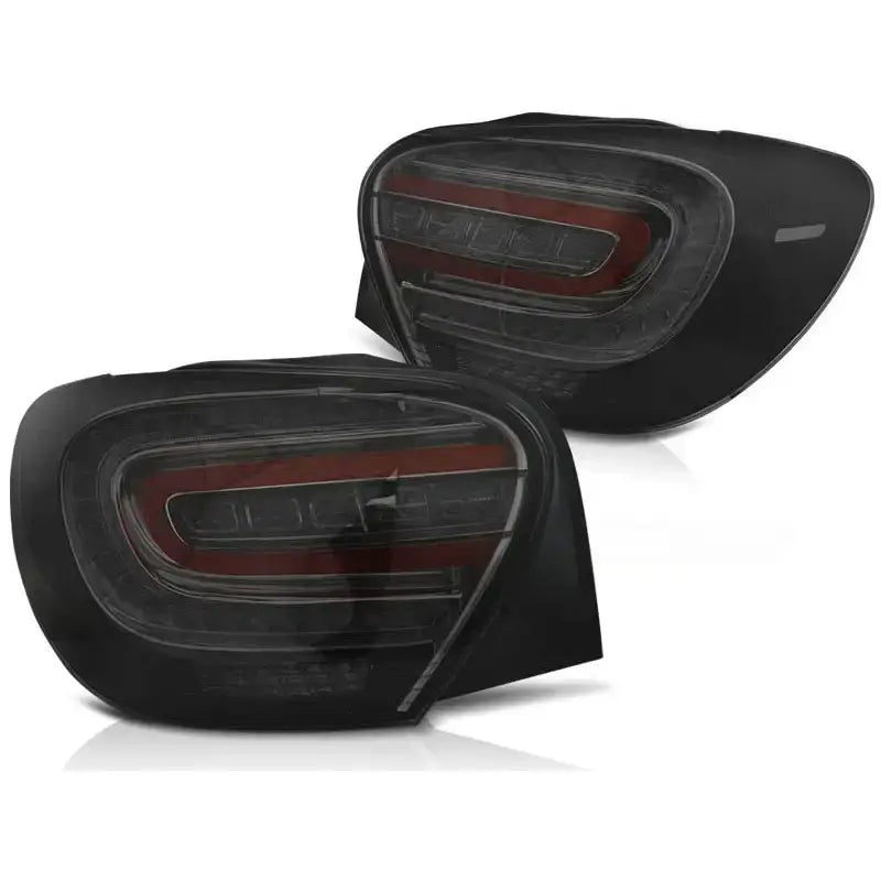 Baklykt Mercedes W176 A-KLASSE med smoke LED, sett skrått forfra, røde og svarte detaljer.