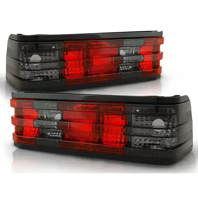 Baklykter Mercedes W201/190 Red Smoke i sort og rød plast, avlang form mot hvit bakgrunn.