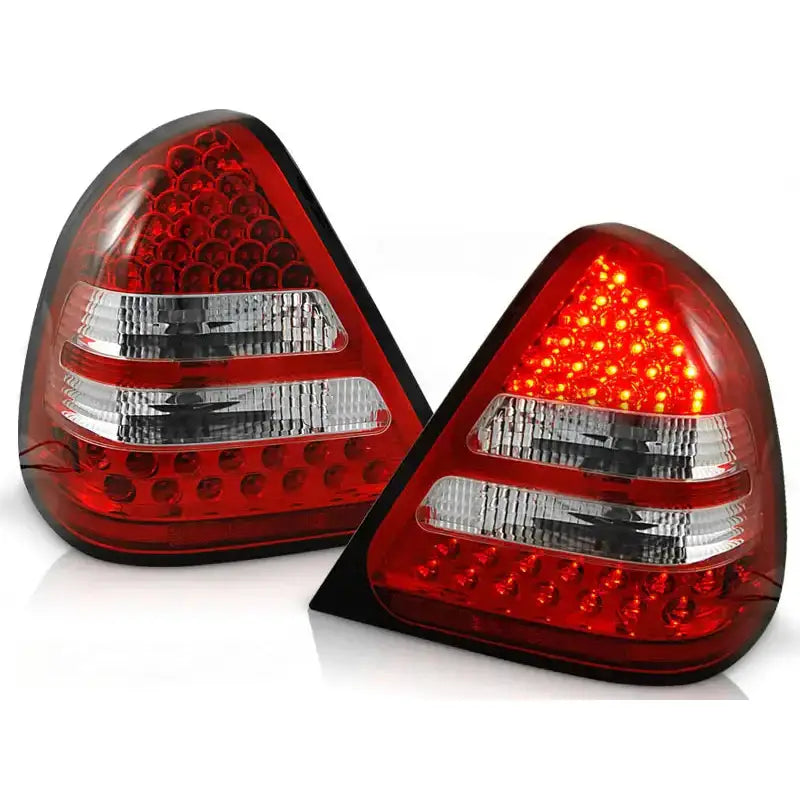 Baklykter Mercedes W202 C-Klasse LED røde og hvite, en lykt tent, sett forfra mot hvit bakgrunn.