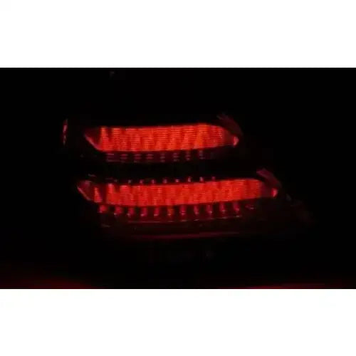 Baklykt Mercedes W203 Sedan LED Bar rød røyk med segmenterte lysfelt opplyst mot sort bakgrunn.