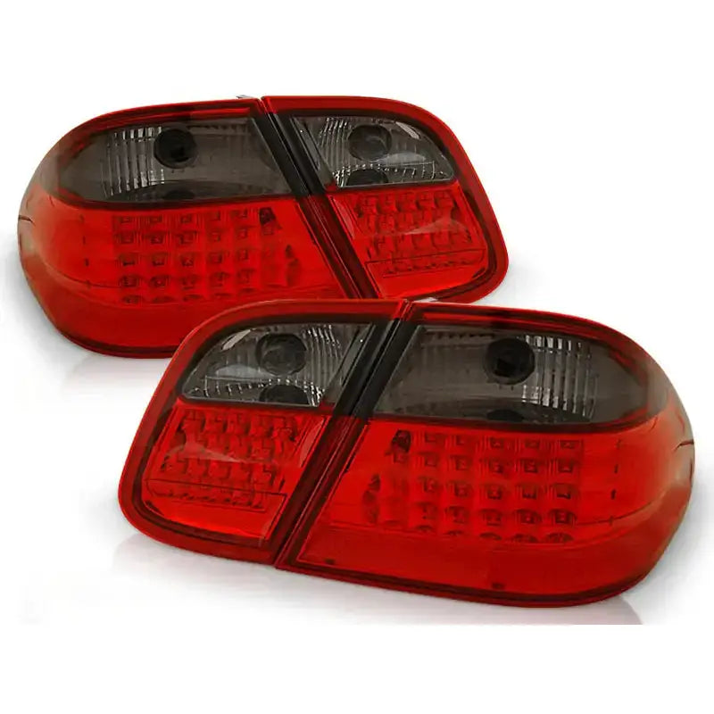 Baklykt Mercedes W208 CLK LED i rød og mørk grå plast, sett skrått med synlige LED-elementer.