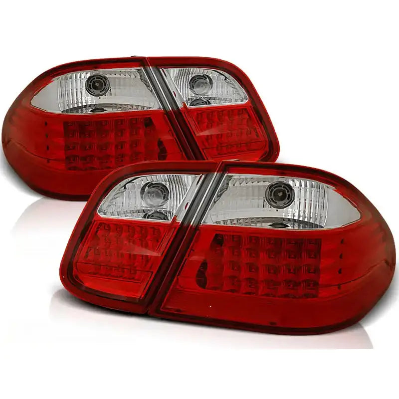Baklykt Mercedes W208 CLK LED med røde og hvite felt, sett fra skrå vinkel motlys.