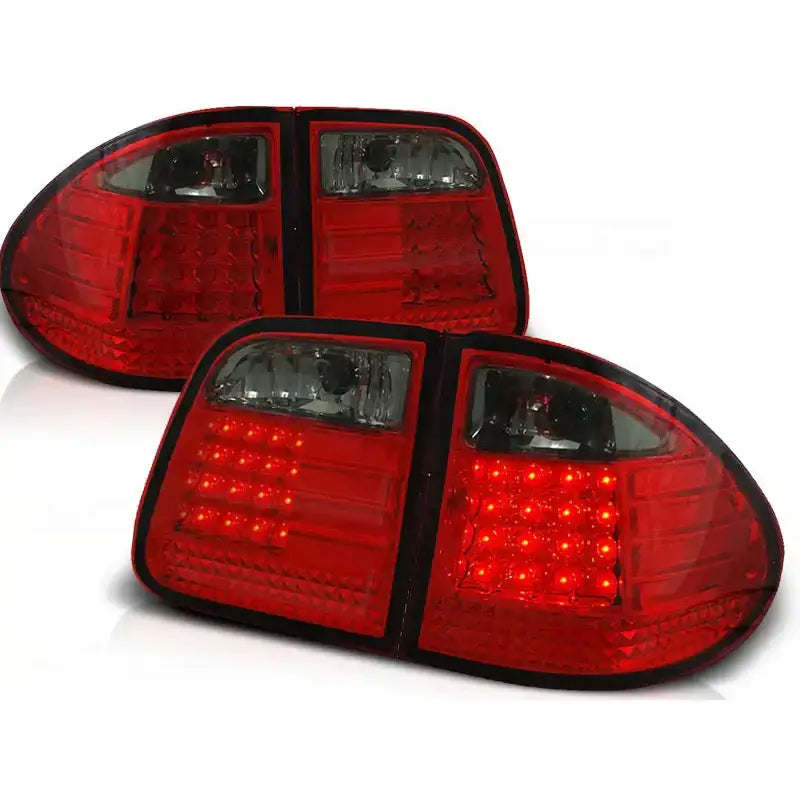 Baklykter Mercedes W210 St.Vogn R-S LED i rød og klar plast med synlige LED-lys og refleks.
