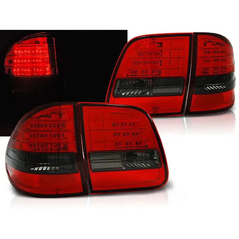 Baklykter Mercedes W210 R-S Red/Black LED sett, én tent og én slukket, vist fra skrå vinkel.