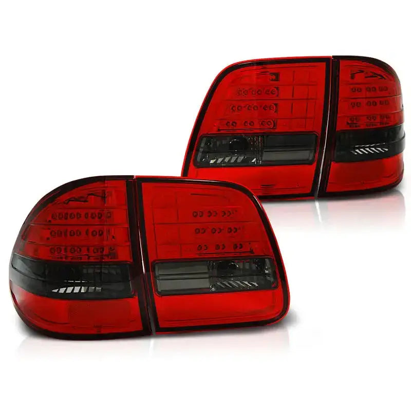 Baklykt Mercedes W210 St.Vogn Red/Black LED, sett fra skrå vinkel med synlige LED-elementer.