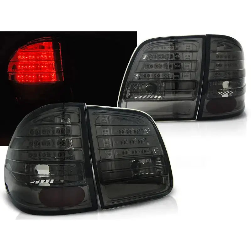 Baklykter Mercedes W210 St.Vogn Smoke LED sett fra skrått forfra med én lykt tent i rødt.