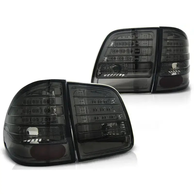 Baklykt Mercedes W210 St.Vogn LED smoke, vist fra skrå vinkel med refleksdetaljer mot hvit bakgrunn.