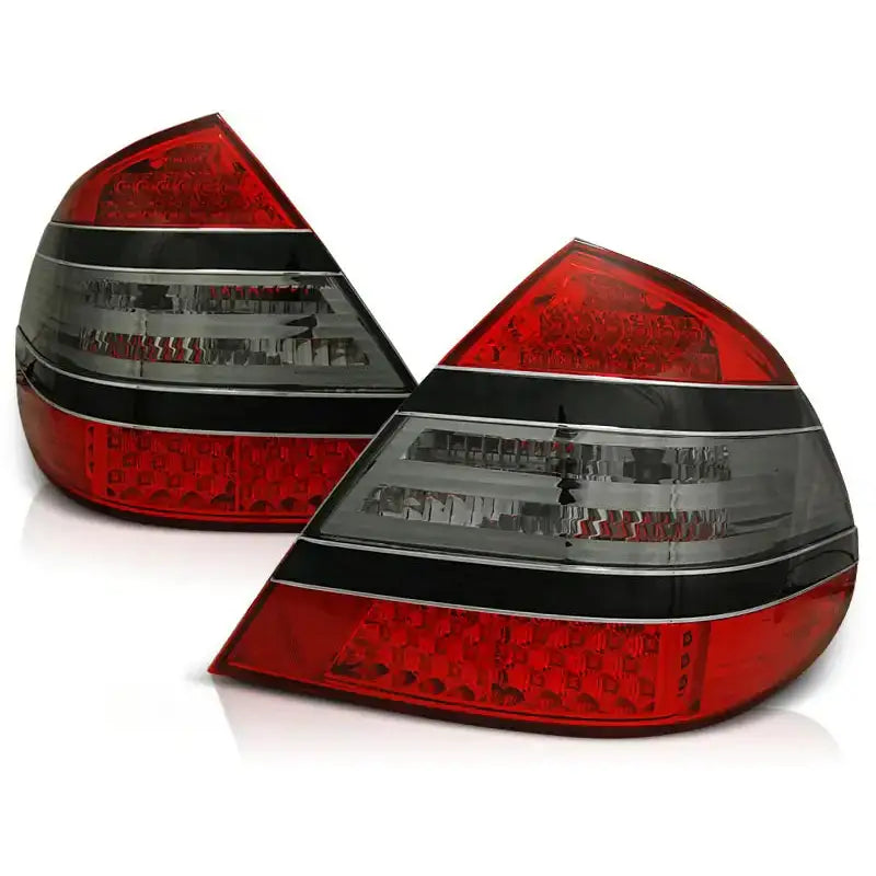 Baklykt Mercedes W211 E-Klasse Red Smoke Black Bar LED sett fra skrå vinkel med sotede felter.