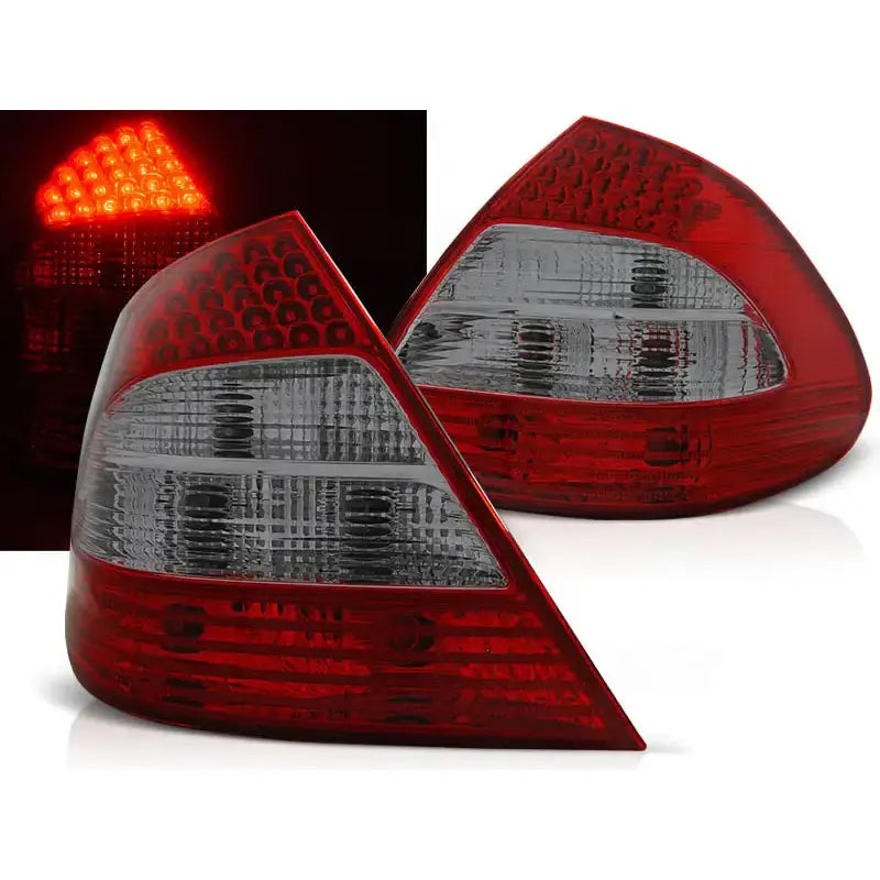 Baklykter Mercedes W211 E-Klasse Red Smoke LED sett fra skrå vinkel med tent rødt LED-lys.