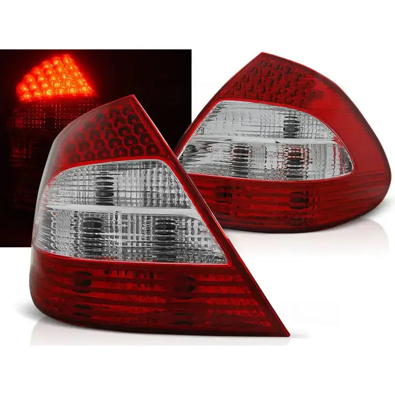 Baklykter Mercedes W211 E-Klasse 03.02-04.06 med røde og klare LED-lys, sett fra skrå vinkel.