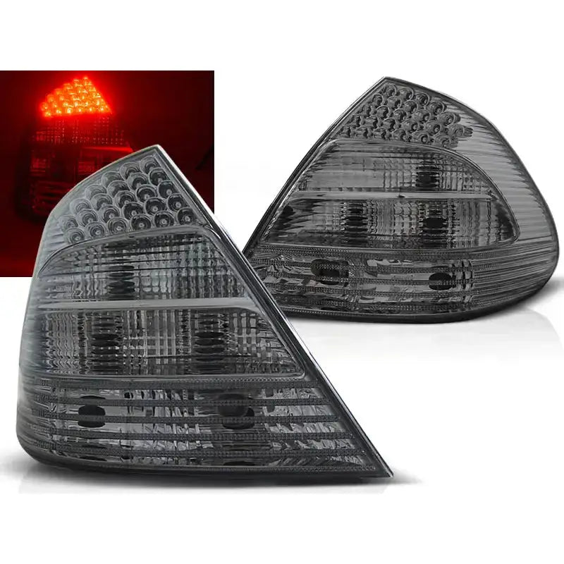Baklykter Mercedes W211 E-Klasse 03.02-04.06 med sotet LED, sett fra skrå vinkel med rød belysning.