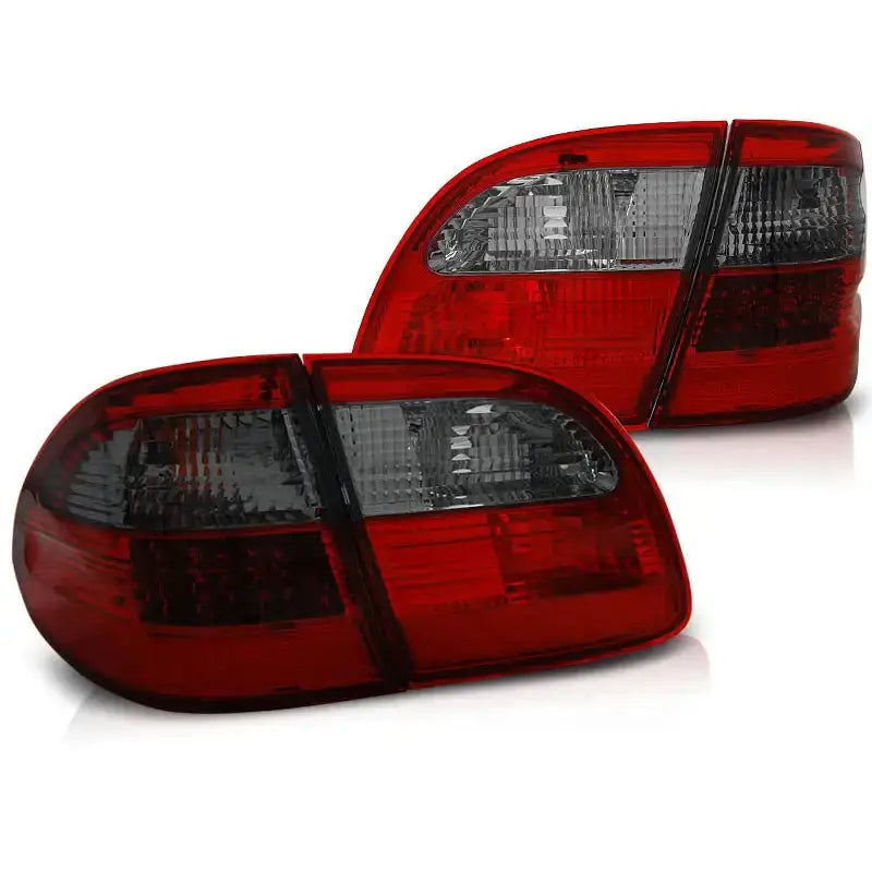 Baklykt Mercedes W211 stasjonsvogn E-Klasse 02-06 i rød og sotet LED, sett fra skrå vinkel.