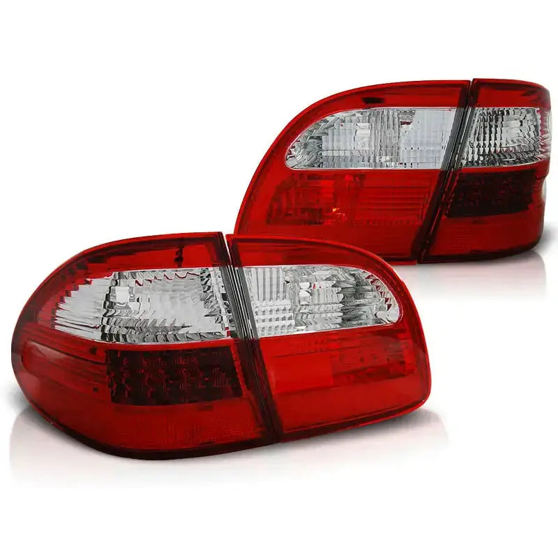 Baklykt Mercedes W211 St.Vogn E-Klasse 02-06 i rød og hvit LED, vist fra skrå vinkel.