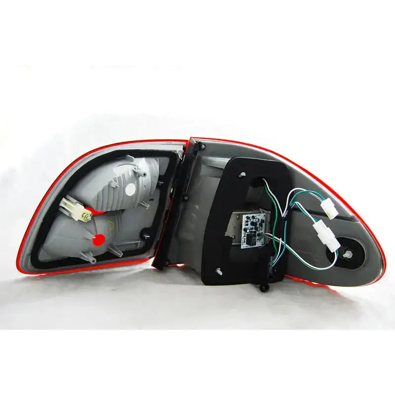 Baklys Mercedes W211 baklykt bakside med ledninger og kontakter i grå plast og røde kanter.