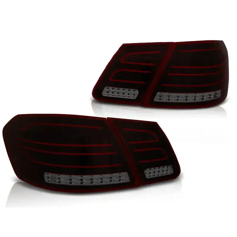 Baklykt Mercedes W212 E-Klasse R-S LED, sotet plast med røde LED-striper, skrå forsidevisning.